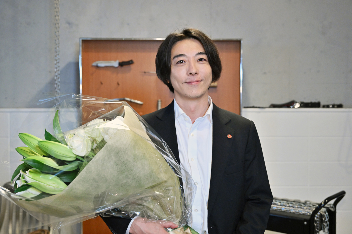 oricon's tweet photo. 📺 #インビジブル 最終回

＼クランクアップ写真公開 📸／
高橋一生、桐谷健太と密着2ショット💐劇中の志村＆猿渡とはギャップ大な笑顔全開✨

💬「ありがとうという気持ちしかございません❗」【コメント全文】
https://t.co/6g0vYW4ry6

#高橋一生 #桐谷健太 #インビジブル最終回 @ko_shibasaki https://t.co/BxM3VwxP4p