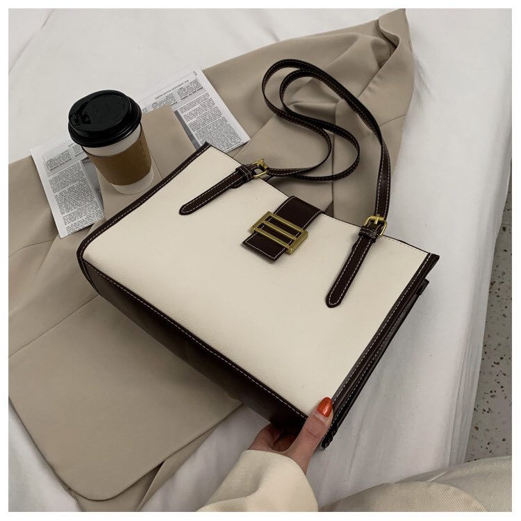 JadeTiendaa_NG's tweet photo. Pls Rt🙏🏾

Big fashion bag is Available in colors displayed😍😍

🏷️: #4500 

Available for pickup and delivery. Delivery is Nationwide🚚🚚 Send a DM to shop 🛒🛍️ 

- 
 #ShopJadé🛒🛍️ #bags #style  #fashion #bigbag https://t.co/rTlxr8el2H