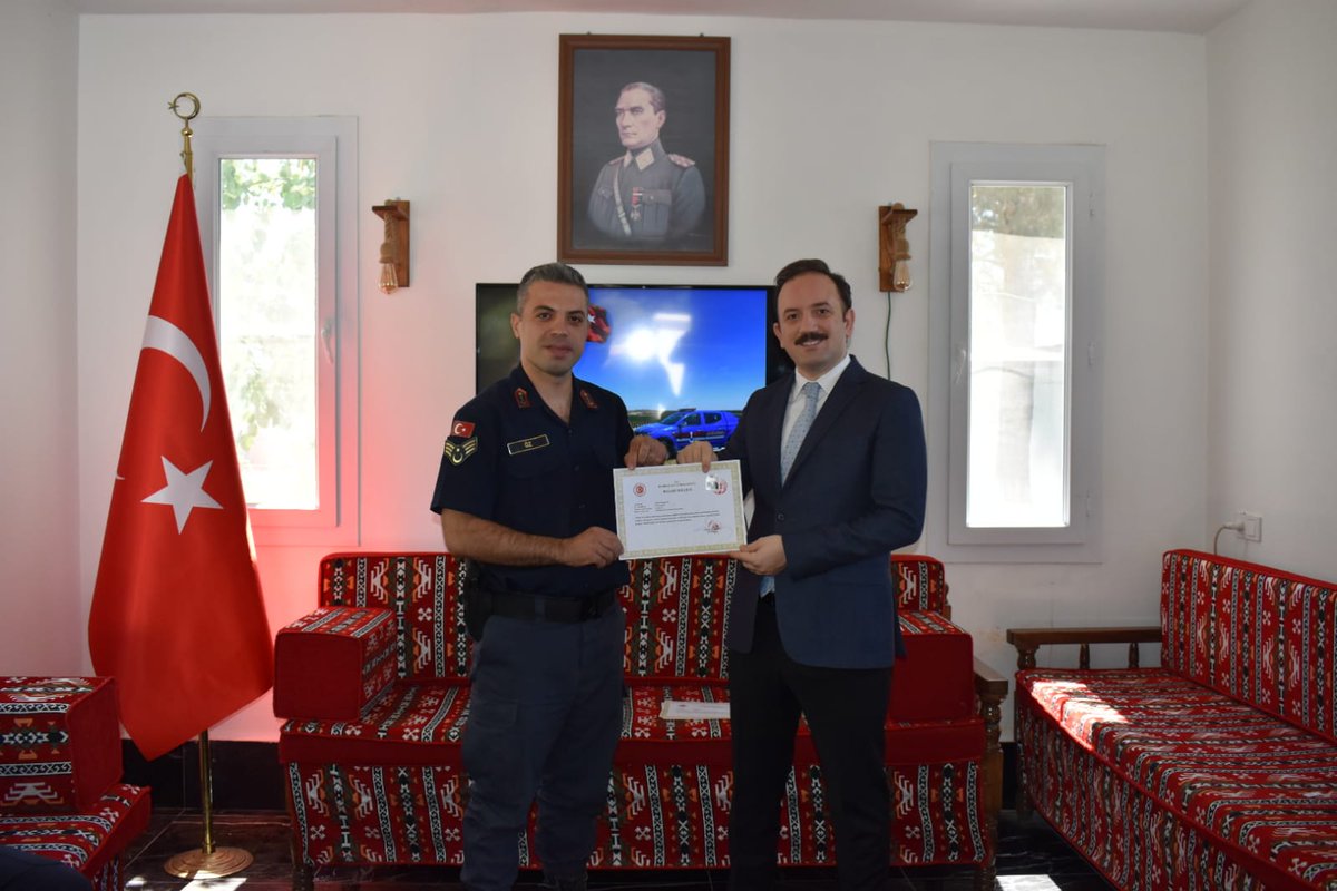 karkamkaymakam's tweet photo. Karkamış İlçe Jandarma Komutanlığı emrinde görevli personellere, görevlerinde göstermiş oldukları başarıdan dolayı,  İlçe Kaymakamımız Sayın Göksu Bayram tarafından, "Başarı Belgesi" ile ödüllendirilmiştir. https://t.co/4vFx70CsJ0