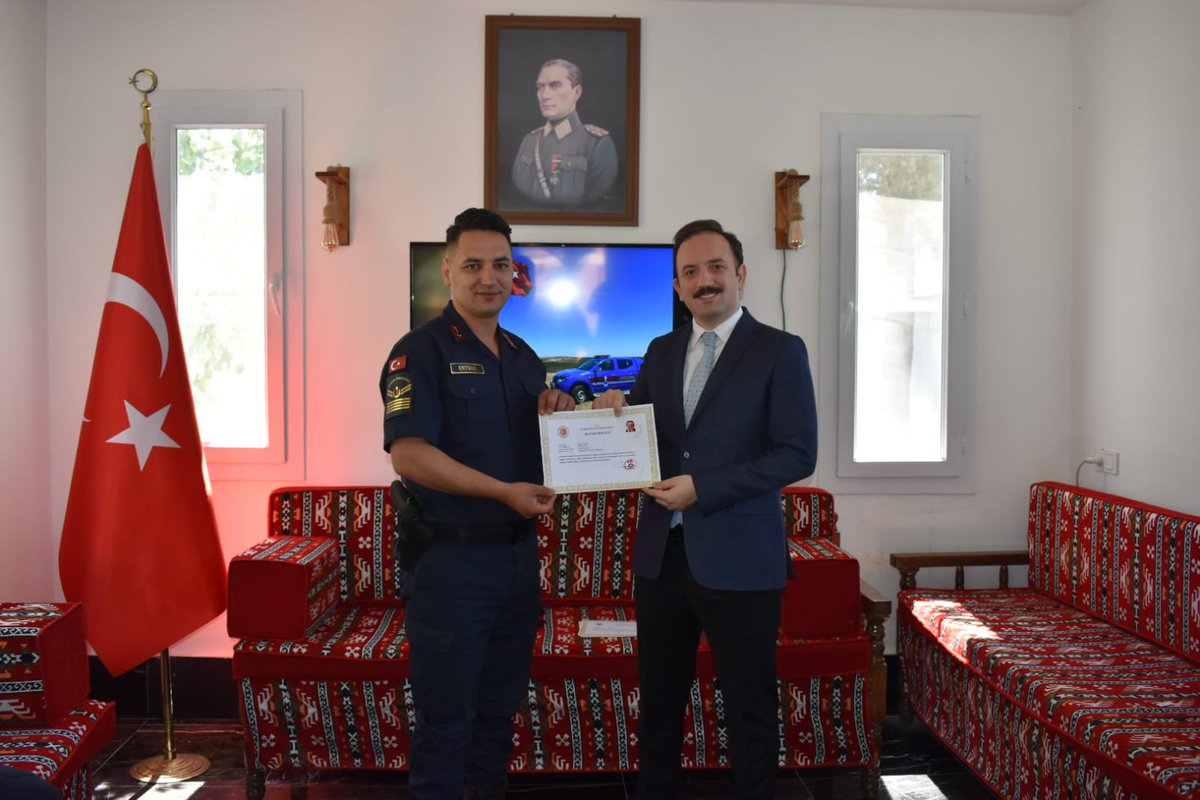 karkamkaymakam's tweet photo. Karkamış İlçe Jandarma Komutanlığı emrinde görevli personellere, görevlerinde göstermiş oldukları başarıdan dolayı,  İlçe Kaymakamımız Sayın Göksu Bayram tarafından, "Başarı Belgesi" ile ödüllendirilmiştir. https://t.co/4vFx70CsJ0