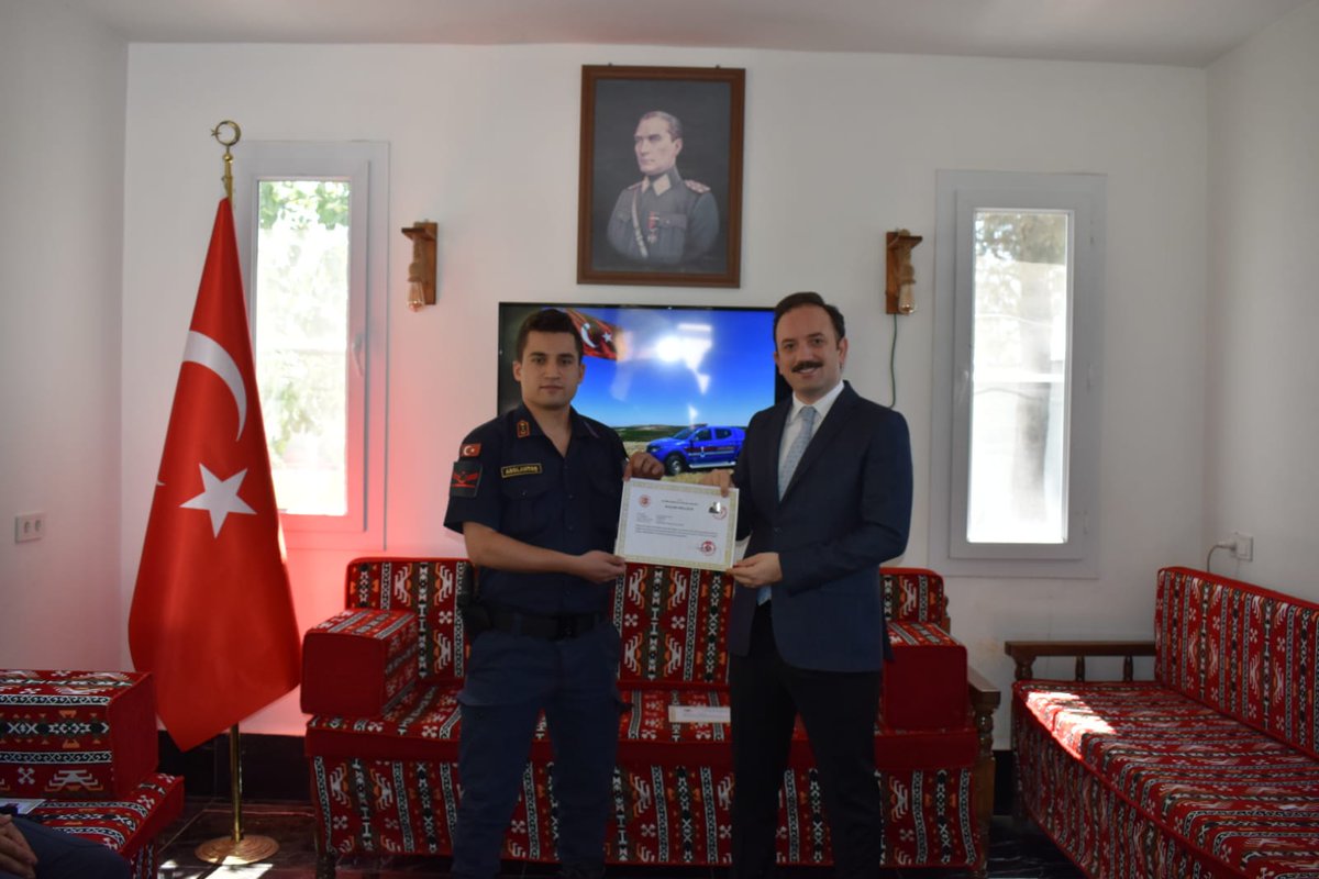 karkamkaymakam's tweet photo. Karkamış İlçe Jandarma Komutanlığı emrinde görevli personellere, görevlerinde göstermiş oldukları başarıdan dolayı,  İlçe Kaymakamımız Sayın Göksu Bayram tarafından, "Başarı Belgesi" ile ödüllendirilmiştir. https://t.co/4vFx70CsJ0