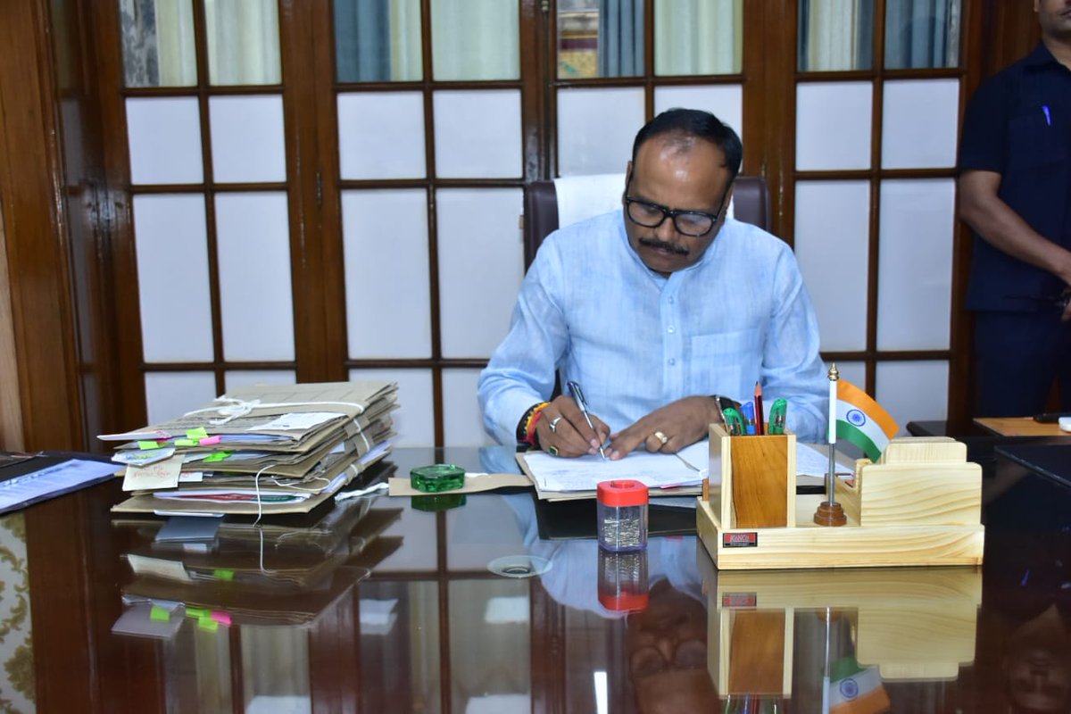 brajeshpathakup's tweet photo. आज विधानसभा स्थित अपने कार्यालय कक्ष में विभागीय कार्यों को निष्पादित करते हुए।
@PMOIndia
@narendramodi
@BJP4India
@BJP4UP
@CMOfficeUP https://t.co/wDRBeEJPxm