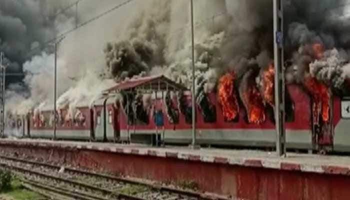 SayanMi63061233's tweet photo. Rails and Rail Stations are made by the tax money collected mostly from Non-Hindi states, not from cow-belt states. Burning those assets means burning our hard earned money.Why should we allow these Bimaru States goons to destroy our assets? @GargaC  @BanglaPokkho https://t.co/98NRSqM9dg