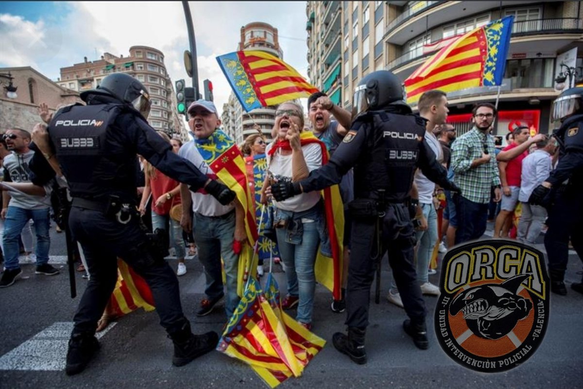 El orden en tu vida, refleja el orden en tu mente.
#PoliciaNacional #Police #Policepics #Instapolice #Cops #Instacops #BlueLine #ThinBlueLine #BlueLineFamily #UIP #UnidadIntervencionPolicial #IIIUIP #Orca #Valencia #España #ESP #Spain 
📸 Vía <a href="/Publico/">Público</a>
