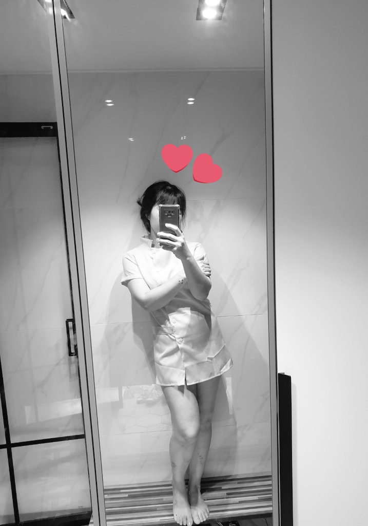 일이 힘들어  잠시 쉬다가  와이프에게  저번에 입은  간호사복  깜깜해서  하나도 못봤어 라면 징징 거렸더니  이쁘게 사진 찍어 보네주는 나에 반쪽 항상 💕