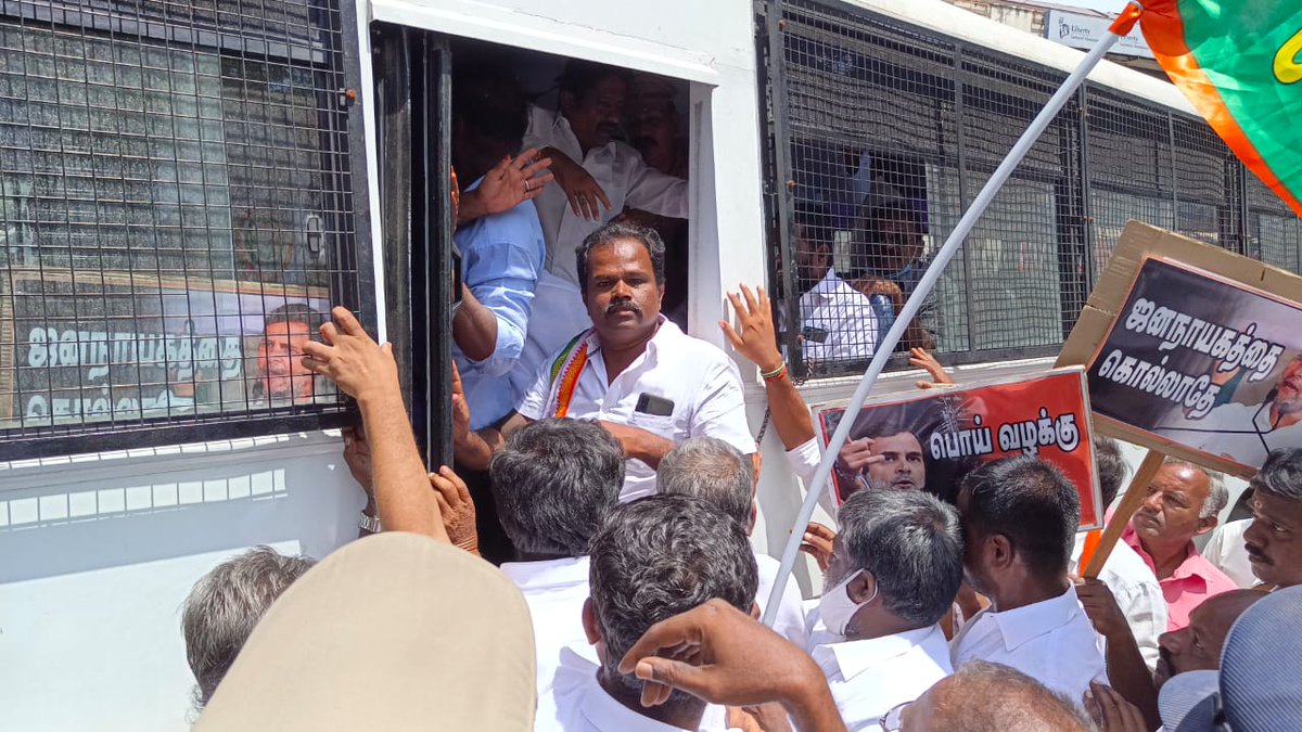 royal__cm's tweet photo. தலைவர் திரு @RahulGandhi அண்ணை திருமதி @congress_ அவர்கள் மீது பொய் வழக்கு போட்ட @narendramodi அரசை எதிர்த்து கோவை வடக்கு மாவட்ட தலைவர் திரு @ManoharanVMC அவர்கள் தலைமையில் நடைபெற்ற ஆர்பாட்டத்தில் கலந்து கொண்டு கைதான போது. 
@PChidambaram_IN @manickamtagore @AGopanna https://t.co/iw15DdS5xw
