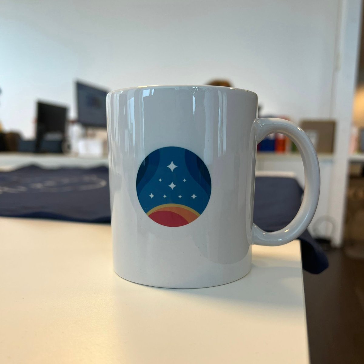 bethesda_nl's tweet photo. Om de Xbox Bethesda-showcase en de eerste gameplay-onthulling van Starfield te vieren, geven we deze Starfield-mok en T-shirt weg! Zo kan je meedoen:

1. Volg ons
2. Like en retweet deze tweet

Voorwaarden: https://t.co/DZy3p2SvP3 https://t.co/jLD4YxxiPS