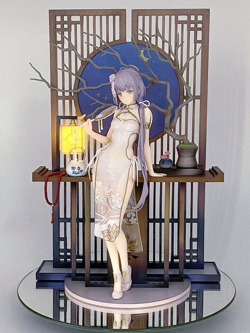 【フィギュア紹介】
グッドスマイルアーツ上海 洛天依/ルォ・テンイ
世界初の中国語ボーカロイドのフィギュアです。

クリアパーツが繊細に使用されていてとても上品な仕上がり。
付属品の作り込みも気合いがはいってます。
行灯は何と電池式で光ります。 