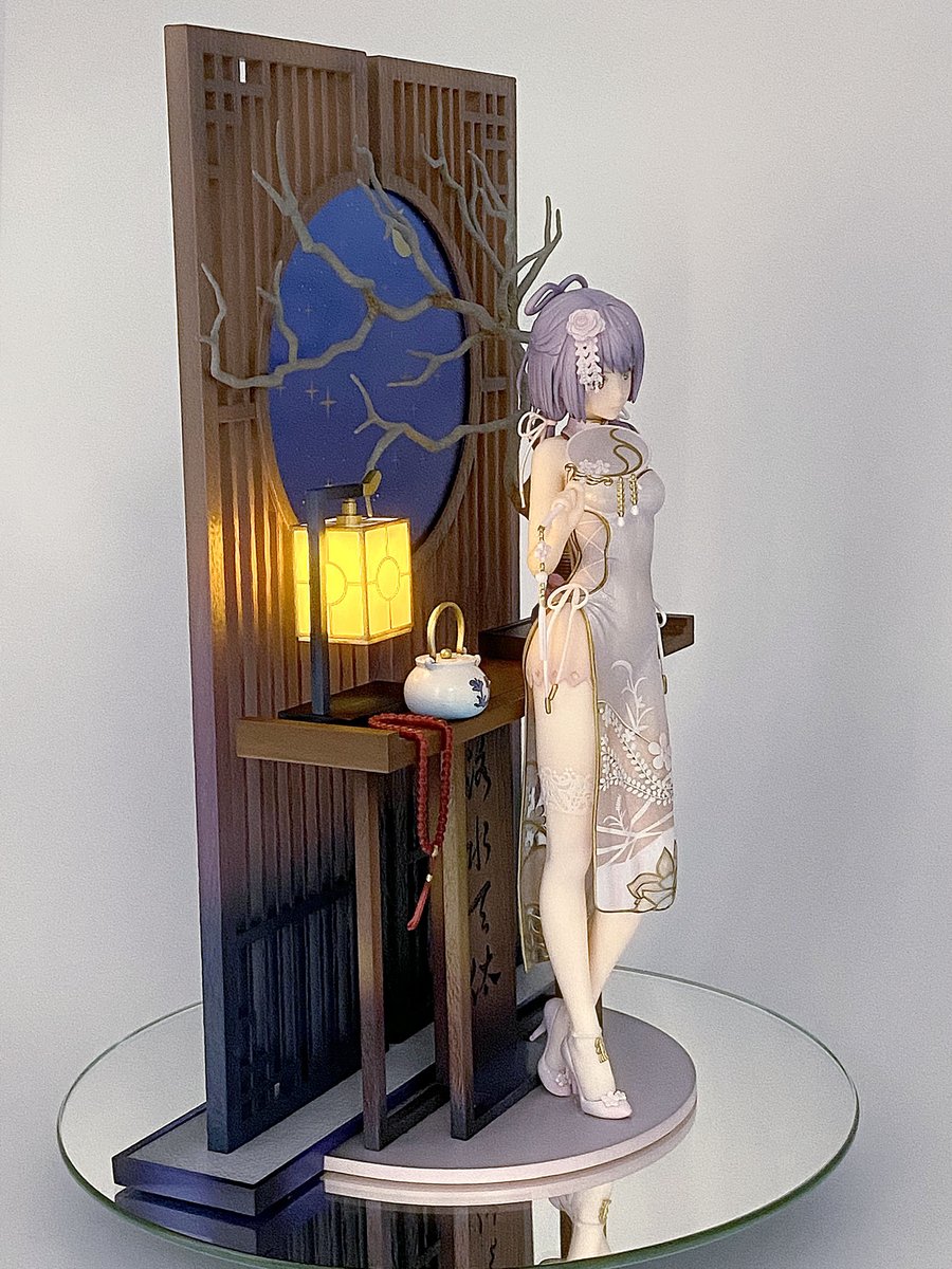 【フィギュア紹介】
グッドスマイルアーツ上海 洛天依/ルォ・テンイ
世界初の中国語ボーカロイドのフィギュアです。

クリアパーツが繊細に使用されていてとても上品な仕上がり。
付属品の作り込みも気合いがはいってます。
行灯は何と電池式で光ります。 