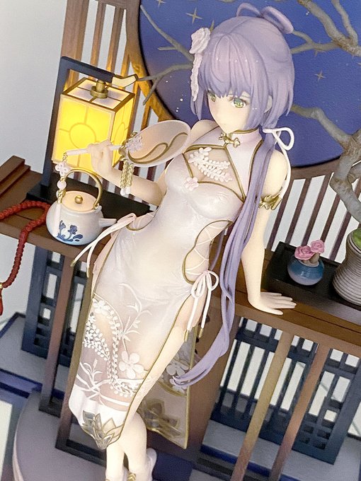 透明素材のチャイナドレスにグラデと刺繍が
塗装してありとてもセクシー且つ品があります。
Amazonさんで¥16,521でしたが日本のメーカーだったら
余裕で2万は超えるクオリティーです。
フィギュア購入に元のキャラを気にしない
僕からすると、とてもお得な商品ですね。 