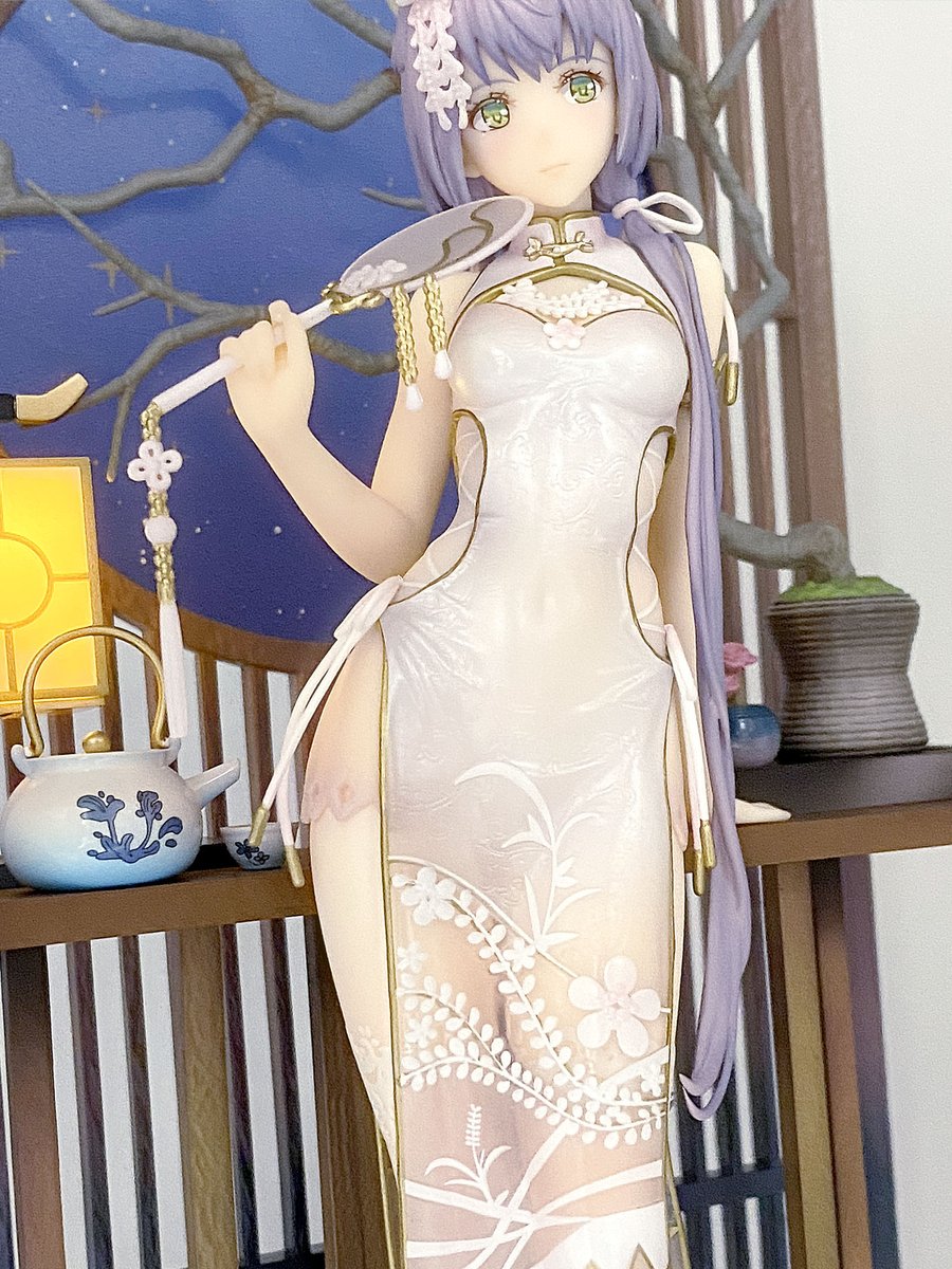 透明素材のチャイナドレスにグラデと刺繍が
塗装してありとてもセクシー且つ品があります。
Amazonさんで¥16,521でしたが日本のメーカーだったら
余裕で2万は超えるクオリティーです。
フィギュア購入に元のキャラを気にしない
僕からすると、とてもお得な商品ですね。 