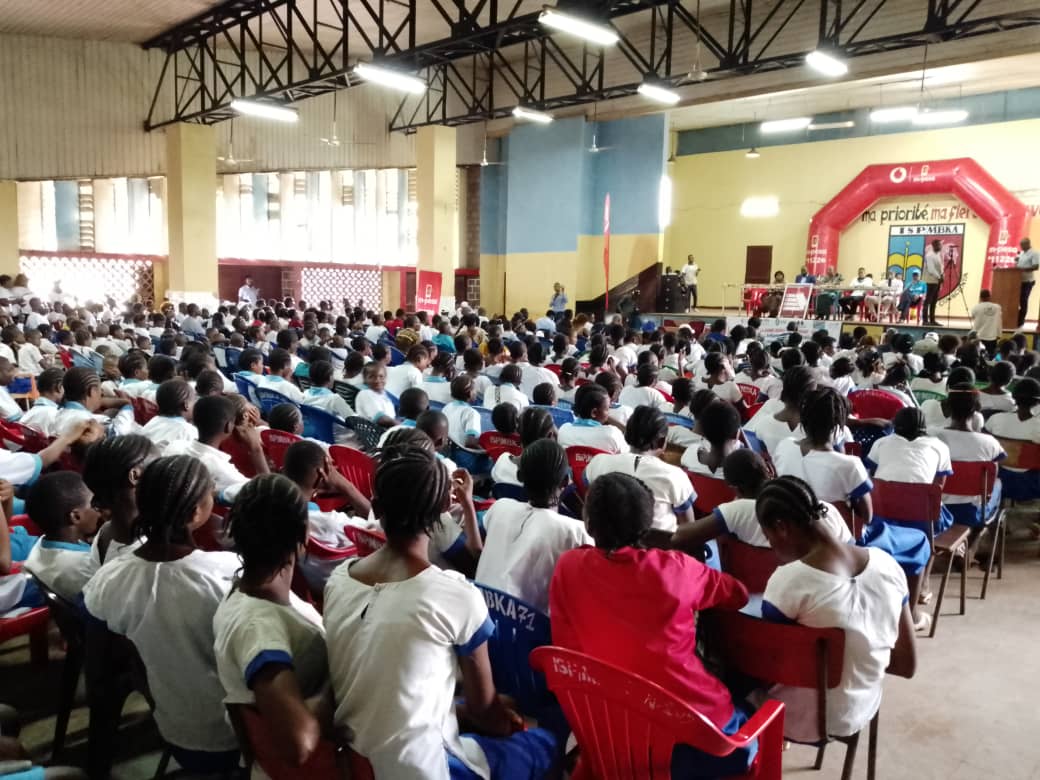 RuthMamba4's tweet photo. A l'occasion de la JM de l'enfant Africain,le MAJ Équateur se mobilise pour combattre toutes formes des pratiques néfastes et lutter contre la propagation de la maladie à virus Ebola en prônant le respect des gestes barrières. #Prévention_combinée
#STOPEBOLA #STOPVBG https://t.co/cwiO8qE9bW