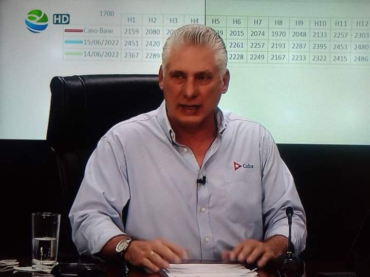 MinfarC's tweet photo. Diaz-Canel: creemos en los héroes del sistema eléctrico nacional y en los héroes que todos los días hay en nuestro pueblo. “Una vez más venceremos”.
#EliminaElBloqueo 
#CubaPorLaPaz https://t.co/JcrJFEcIiH