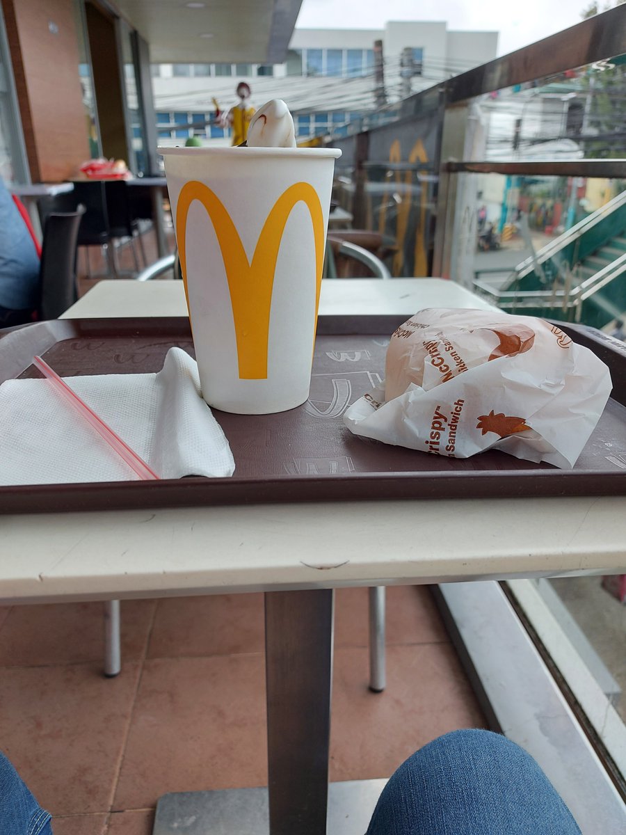 igorotop's tweet photo. Comfort snack. Chicken burger. 😋 https://t.co/C9JM9Yi7BU
