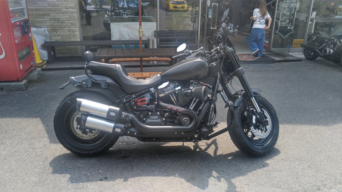 MF30GZD74rUTpuC's tweet photo. 車検上がったので
ディーラーに引き取りに！

ノーマルのマフラーも
なかなかエエ感じ！
2本出し嫌いでは無い！

しかしこの足で
取り替えにいきす！

#ハーレーダビッドソン
#ハーレーダビッドソン奈良
#ハーレー　#カスタム
#カスタムハーレー
#ファットボブ　#FXFB
#ハンズアンドハインズ https://t.co/O21Noj5xjJ