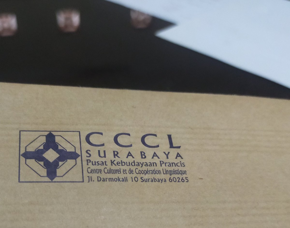 Tiba-tiba pas bersih2 rumah dapat ginian. Ada yang masih ingat dengan logo ini? Bahkan (mungkin) punya cerita dengan tempat legendaris ini? Share yuk, sayangnya kini tinggal kenangan.