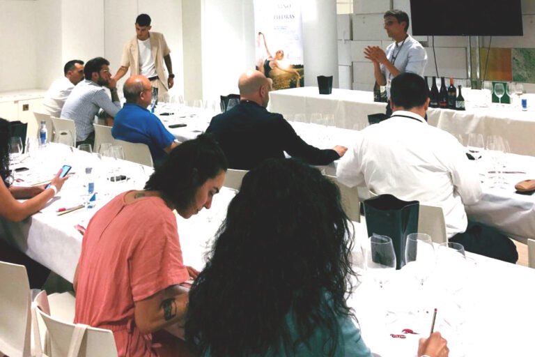 vino_piedras's tweet photo. Los #vinos de las piedras muestran su calidad y variedad en el salón Fevino de Galicia.

La #DOPCariñena ha contado con un espacio propio y el certamen ha acogido la cata “Vino y piedras”, dirigida por el reconocido sumiller Raúl Igual.

#SolosCariñena #ElVinoDeLasPiedras https://t.co/UVumGWHxsM