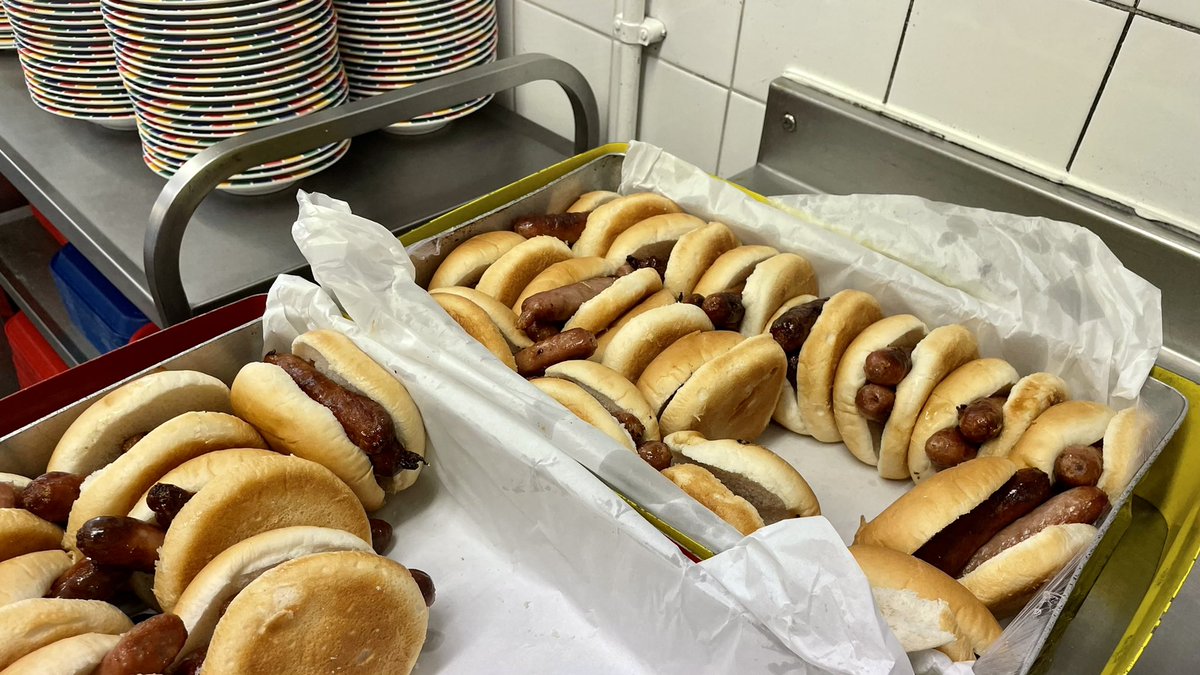 EuxtonCEPrimary's tweet photo. What a wonderful start to the morning! Sausage butties at our ‘Superhero’ breakfast to celebrate Father’s Day, with lots of male and female relatives joining us. Thank you to our PTFA and Mrs Bradley, our wonderful cook. So lovely to lovely to have everyone in school again. Mr W. https://t.co/zCP3uJa9QI