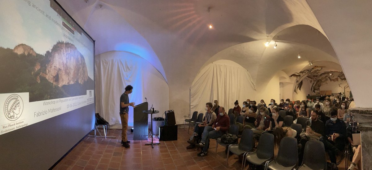 In the last lecture of ⁦@evomics⁩ #wpsg2022, ⁦@FabriMafe⁩ is telling us about ancient genomics - very fittingly in the cave-like lecture hall with paintings on the wall!