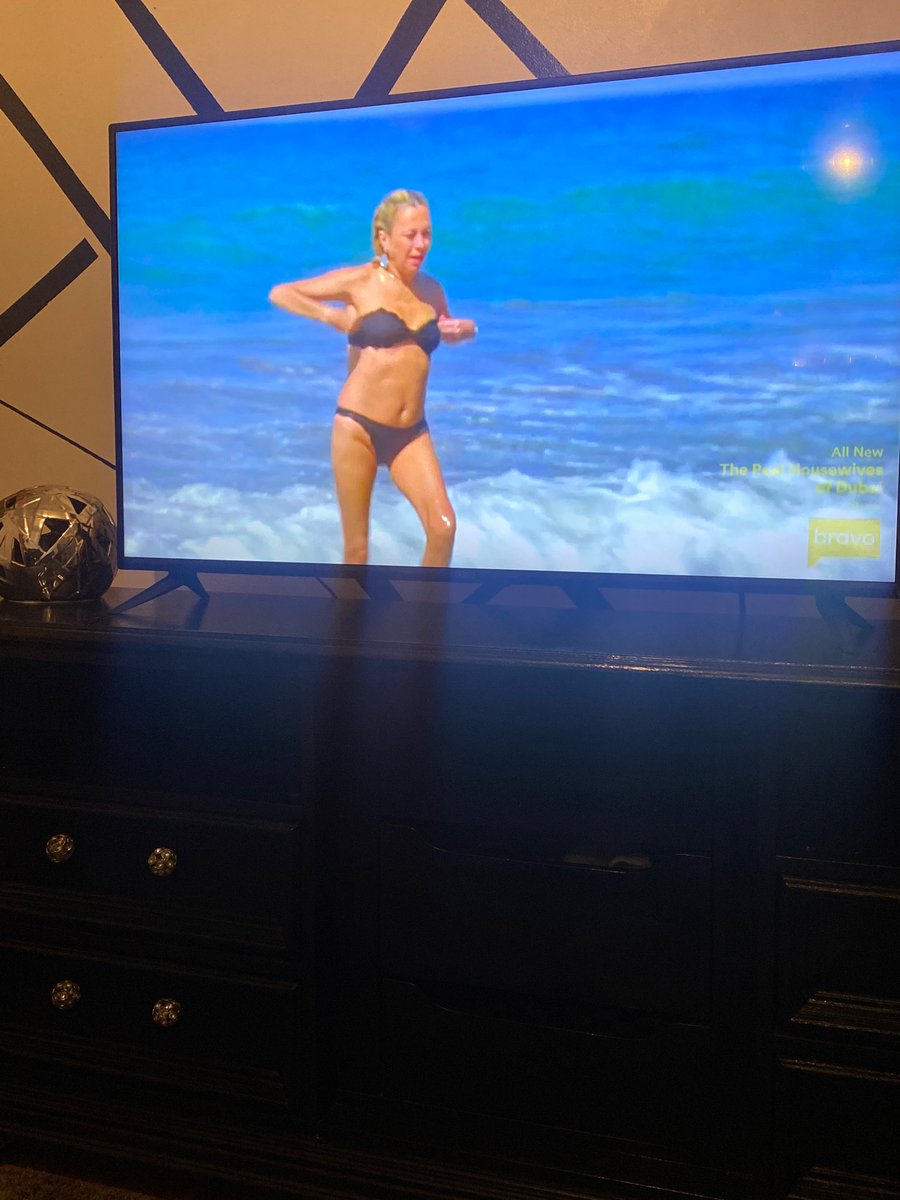 AllieOw's tweet photo. Bruuuhhhhhh Sutton has the worst shape ever😩 #RHOBH https://t.co/yTYMbUj7YP
