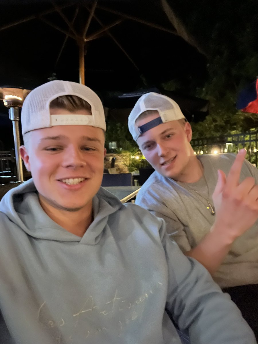 aaron5young's tweet photo. New pic on da new fone #nutgod @Nate_LaVallee9 https://t.co/kFJkC3sRLR