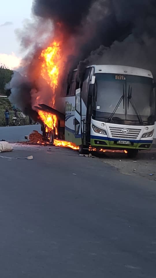 MweneKabarira's tweet photo. Hari abayobozi batangirira hasi bakagenda bazamuka mu butunzi, kwamamara n'icyubahiro, bikazana no gutinya urupfu ku rwego rwo hejuru, bagahinduka ibigwari. Iyo utinya urupfu witwa umuyobozi abo uyoboye bapfa ubareba. Umuyobozi ni uwapfuye agapfa abo ayoboye bakaho #TIMETOFLYHIGH https://t.co/tp26Dc9089