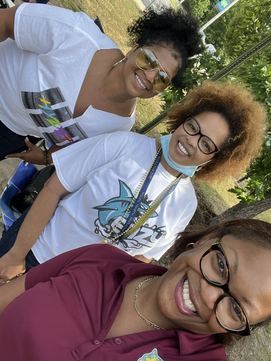 miche821's tweet photo. Celebrating our 8th grade jaguars moving up….. from jaguars to bulldogs #kfmsjaguars757 #jaguarsroar #buildingthebestsps #drivethrustyle https://t.co/hAbVqKkHb6