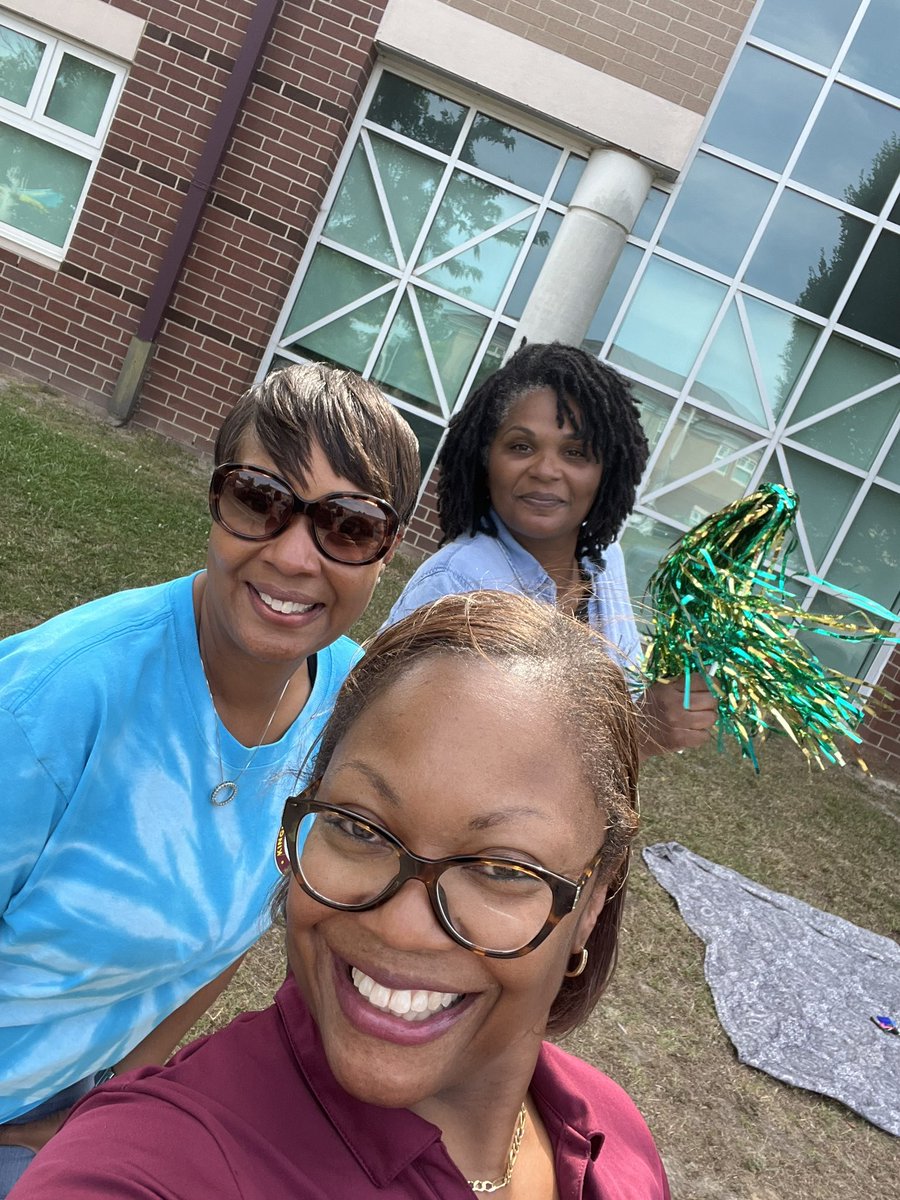 miche821's tweet photo. Celebrating our 8th grade jaguars moving up….. from jaguars to bulldogs #kfmsjaguars757 #jaguarsroar #buildingthebestsps #drivethrustyle https://t.co/hAbVqKkHb6
