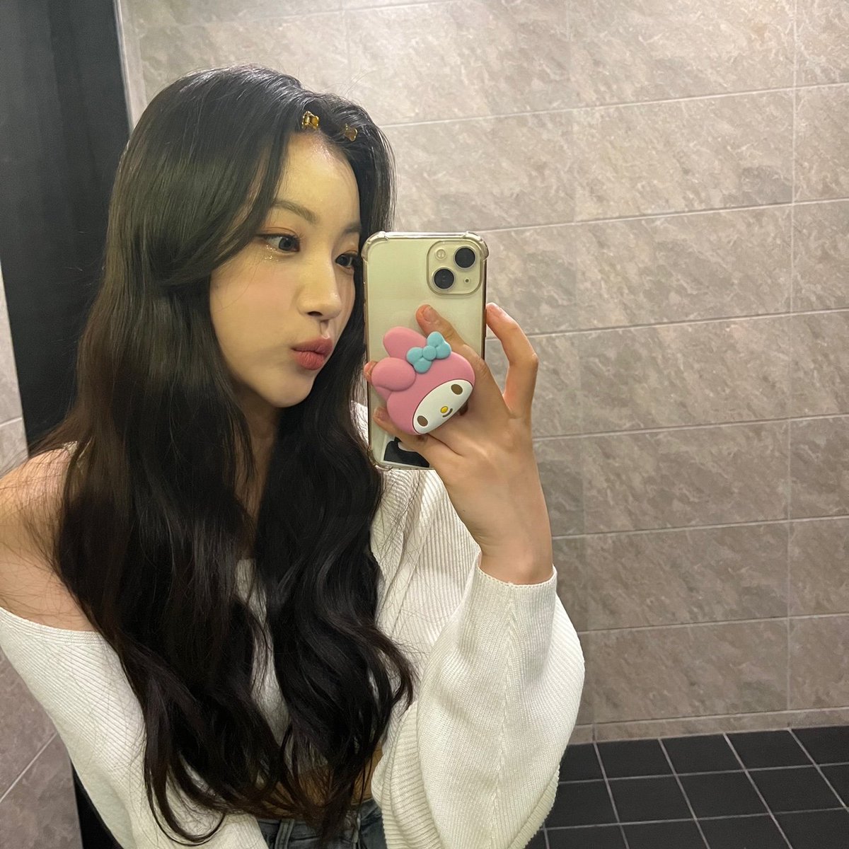 ichillin_km's tweet photo. 그럼 나는 거울공주 메롱🧚🏻‍♀️🌬🐰

#ICHILLIN #아이칠린 #YEJU #예주 https://t.co/JdiFsWcJj7
