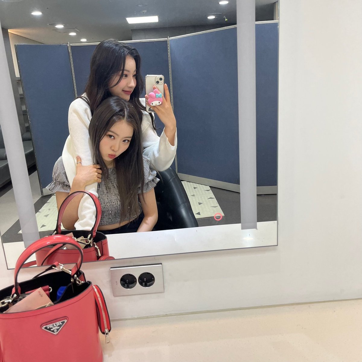 ichillin_km's tweet photo. 그럼 나는 거울공주 메롱🧚🏻‍♀️🌬🐰

#ICHILLIN #아이칠린 #YEJU #예주 https://t.co/JdiFsWcJj7