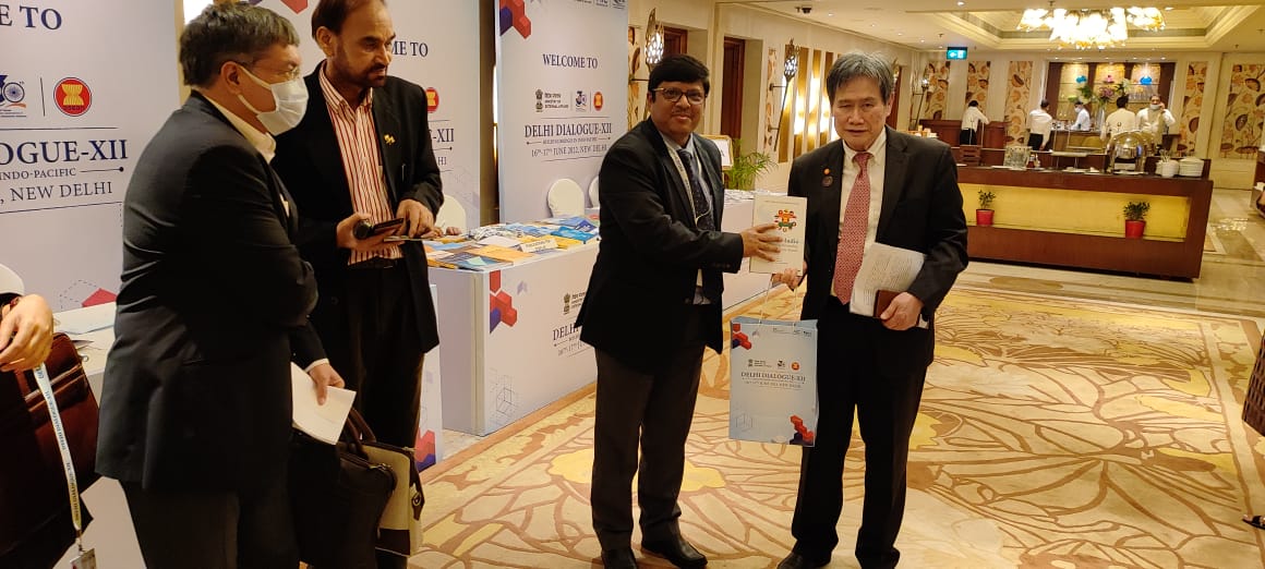 Prabir_India's tweet image. #DD12 Action in sideline.  Moving up ASEAN-India with an edge. Jump for  @AIC_aseanindia, good for partnership. Two lead meetings. Thank you SG Lim Jock Hoi and  DSG Michael Tene for your valuable time.@ASEAN @indiatoasean @gitikasrivastav @RIS_NewDelhi @AmbMoKumar @Sachin_Chat @