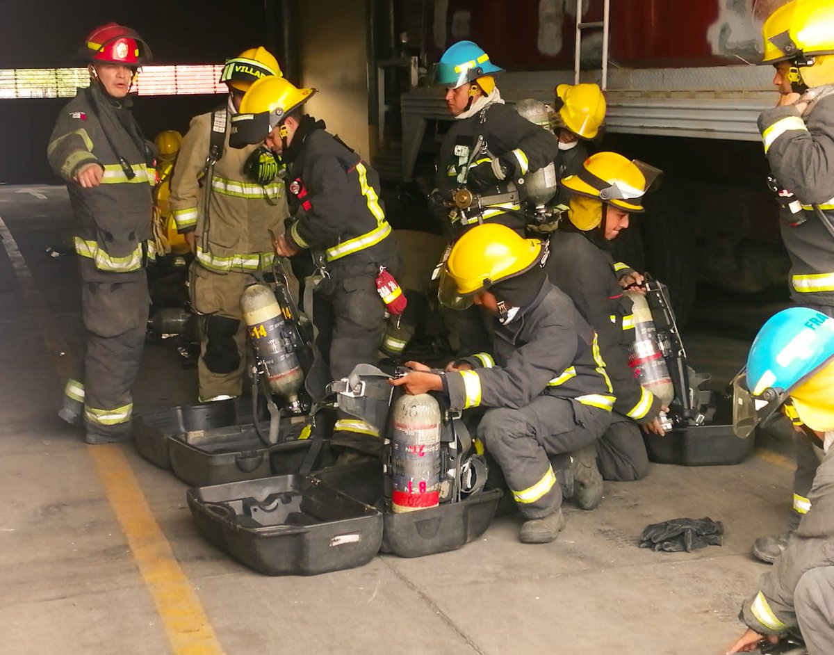 PCYBOMGDL's tweet photo. #OficialesBomberos 👨‍🚒👩‍🚒que participan en el curso de #FormaciónInicial recibieron el tema Equipos de Protección Respiratoria Autocontenida, parte fundamental en nuestra labor diaria🔥🔥 @PabloLemusN @SOULMUSEUM @sergioramloz https://t.co/2mOq3eUu0F