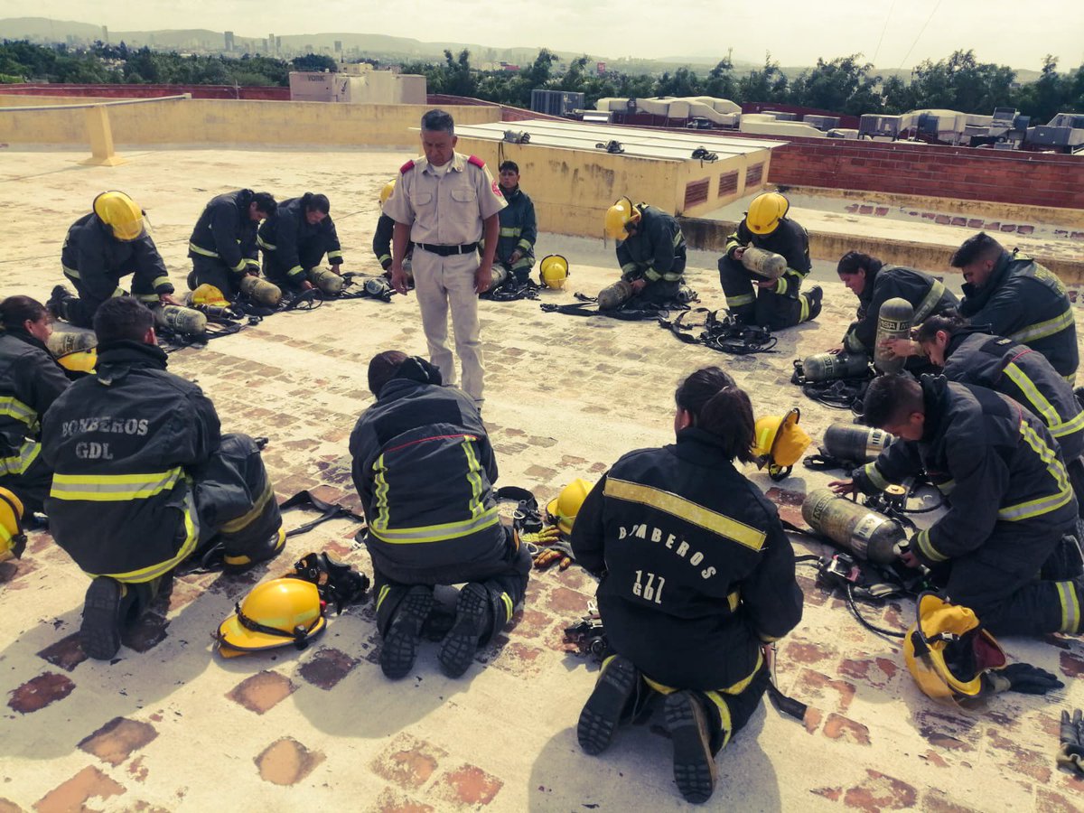 PCYBOMGDL's tweet photo. #OficialesBomberos 👨‍🚒👩‍🚒que participan en el curso de #FormaciónInicial recibieron el tema Equipos de Protección Respiratoria Autocontenida, parte fundamental en nuestra labor diaria🔥🔥 @PabloLemusN @SOULMUSEUM @sergioramloz https://t.co/2mOq3eUu0F