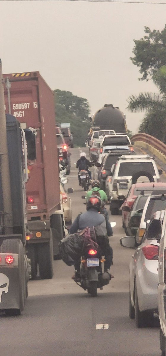 Es bien jodido. Los motociclistas no respetan. 
En la foto, la evidencia.
Que pasa si se les golpea?
Pues automáticamente la culpa la tiene el conductor que les golpea, sin importar el que ellos inventan un carril inexistente.