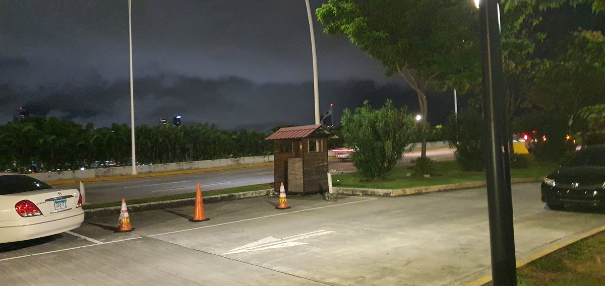 Ya va una semana que no hay vigilancia en los estacionamientos frente a lanplayita de la Presidencia de la Republica y hoy jueves se dieron gusto los ladrones de autos, donde esta la <a href="/ProtegeryServir/">Proteger y Servir</a> #SPI  no hubo hoy ni rondas. Que pasan en Panama, ya no hay seguridad.