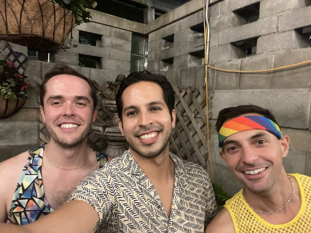 The start of the LGBTQAI+ #SER2022 affinity group. Nice to have gay bars with outdoor well-ventilated sitting. You bet these epi folx have masks too!! @NassauTanner @DrJuanHC @FaustoBustos