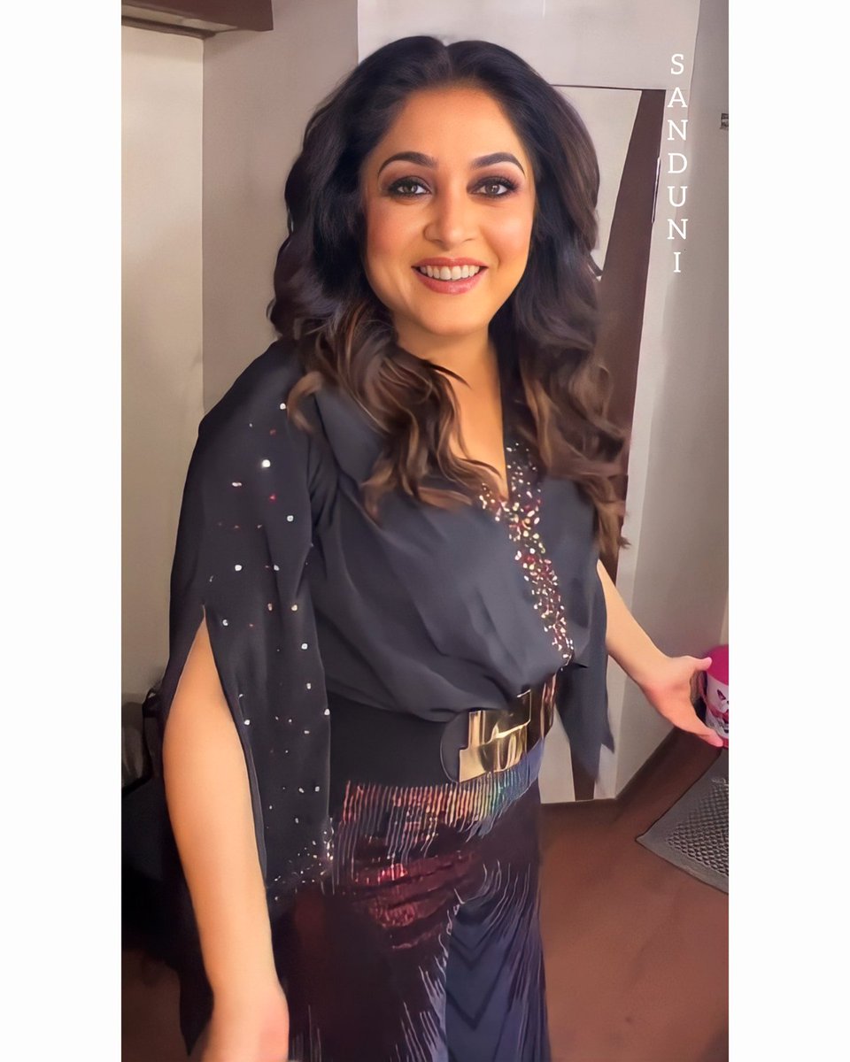 sanduni_rk's tweet photo. Pure Heart 🤗💓

Sri Lankan 🇱🇰 Fp 🎭
#love @meramyakrishnan ma'am

#RamyaKrishnan #ramyakrishna #queenramyakrishnan #LadySuperStar #thalaivi #GloryOfIndianCinema #BBJodigal2 #VijayTV #BehindTheScenes 

In C/W my darling sis @Ruckshana_Rk 💕 https://t.co/zN7iEdckKA