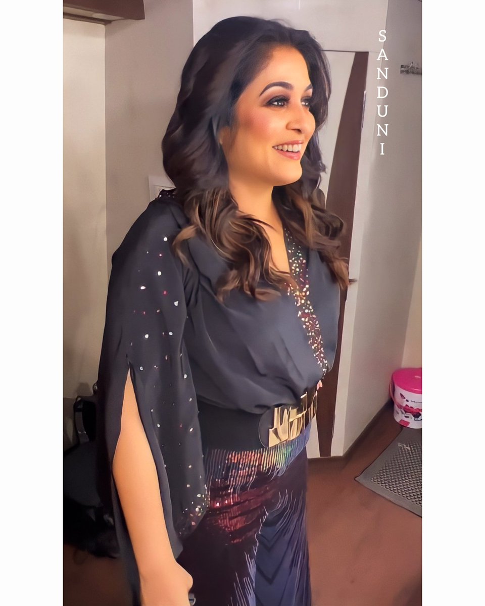 sanduni_rk's tweet photo. Pure Heart 🤗💓

Sri Lankan 🇱🇰 Fp 🎭
#love @meramyakrishnan ma'am

#RamyaKrishnan #ramyakrishna #queenramyakrishnan #LadySuperStar #thalaivi #GloryOfIndianCinema #BBJodigal2 #VijayTV #BehindTheScenes 

In C/W my darling sis @Ruckshana_Rk 💕 https://t.co/zN7iEdckKA