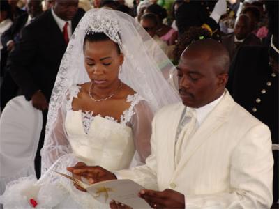 OLKpresidente's tweet photo. CE JOUR-LA.. 17 juin 2006, à six semaines des premières élections libres organisées en RDC depuis 1960, Joseph Kabila régularise sa situation conjugale en épousant religieusement Mme Olive Lembe di Sita, avec qui il a déjà une petite fille de 5 ans (Sifa Kabila). https://t.co/PTr5G89NLZ