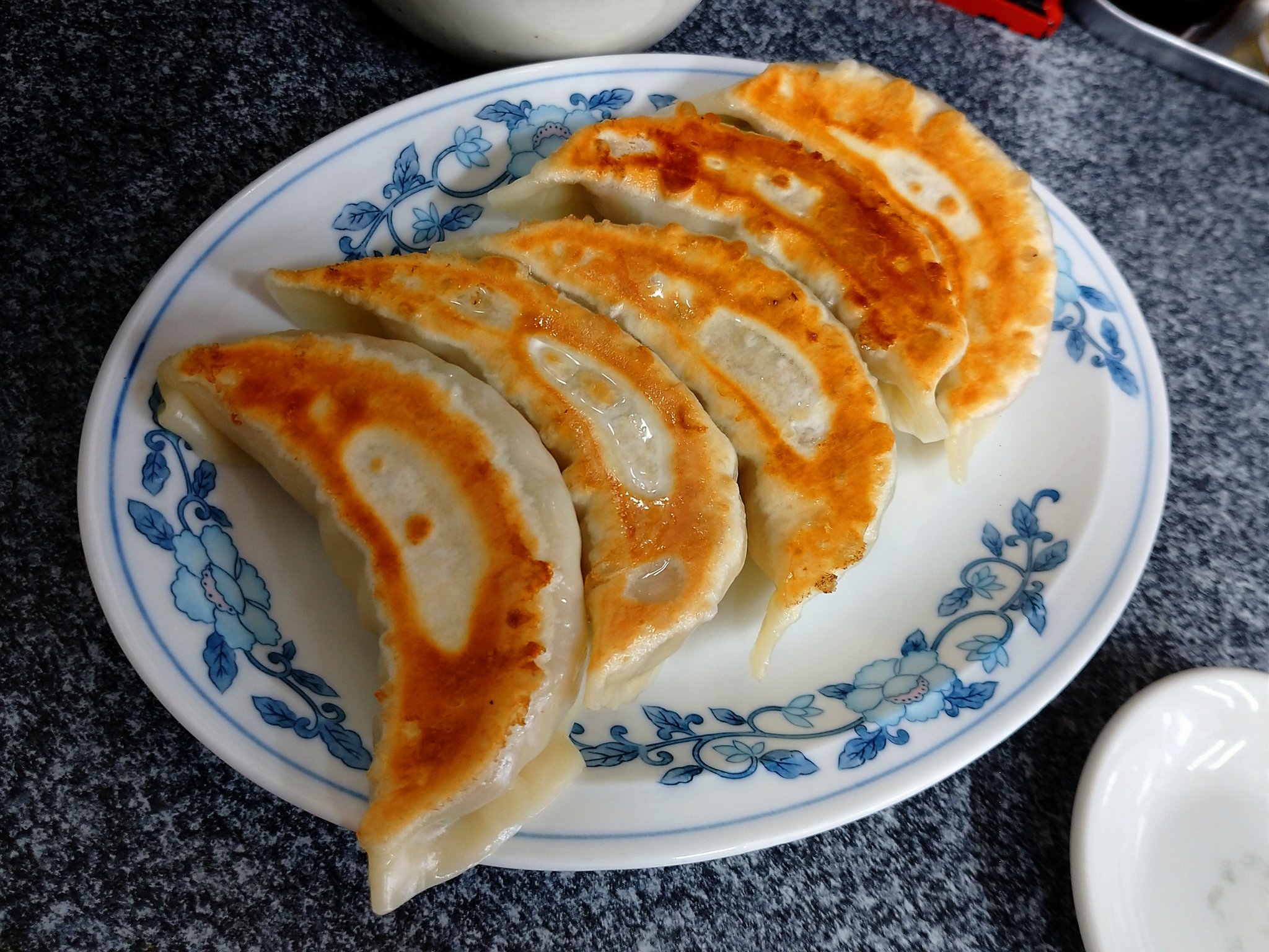 ハッタリしにん 餃子ももちろん ジャンボ こちらもニンニク少なめのあっさりとした味なので難なくガッツリいけちゃいました これであえなくカロリーオーバー 笑 大変美味しゅうございました 港南台 ジャンボラーメンやない 餃子