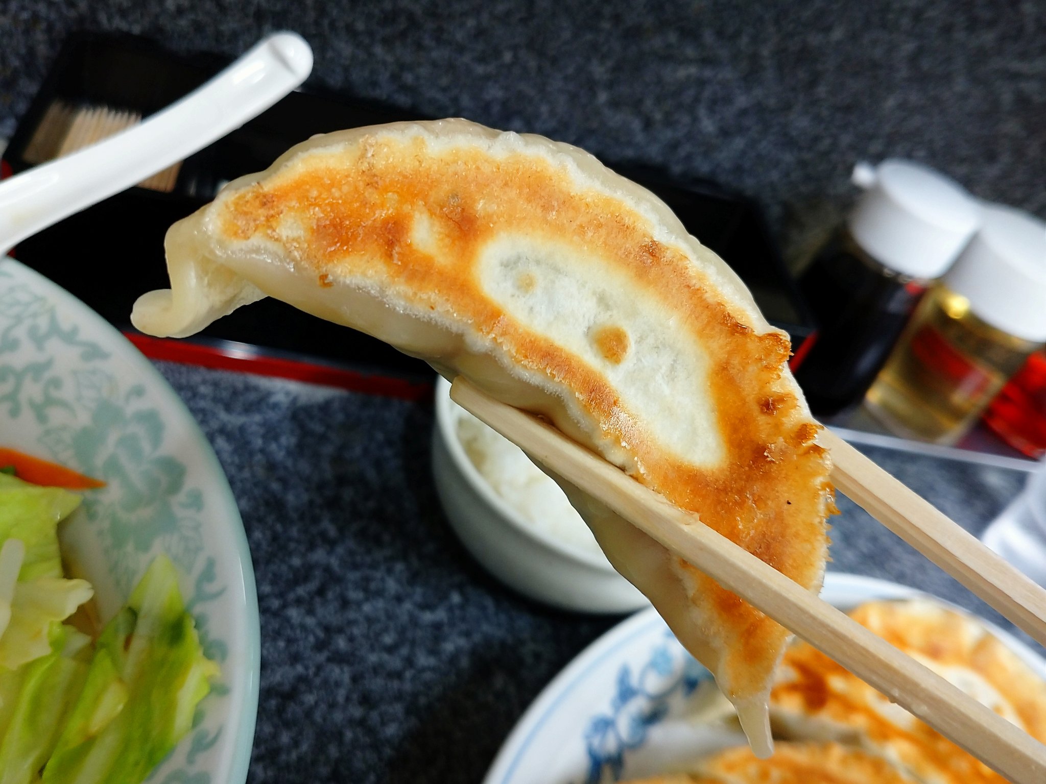 ハッタリしにん 餃子ももちろん ジャンボ こちらもニンニク少なめのあっさりとした味なので難なくガッツリいけちゃいました これであえなくカロリーオーバー 笑 大変美味しゅうございました 港南台 ジャンボラーメンやない 餃子