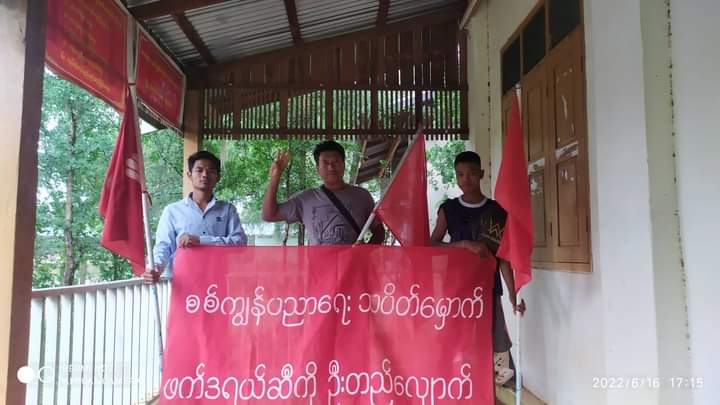 miN13700's tweet photo. Activists staged a demonstration against the military council and its slavery education system in the northern part of Yinmarbin township on June 16.

#FreezePaymentsToJunta
#NoExemption
#2022June17Coup
#WhatsHappeninglnMyanmar https://t.co/h73zeUY18O
