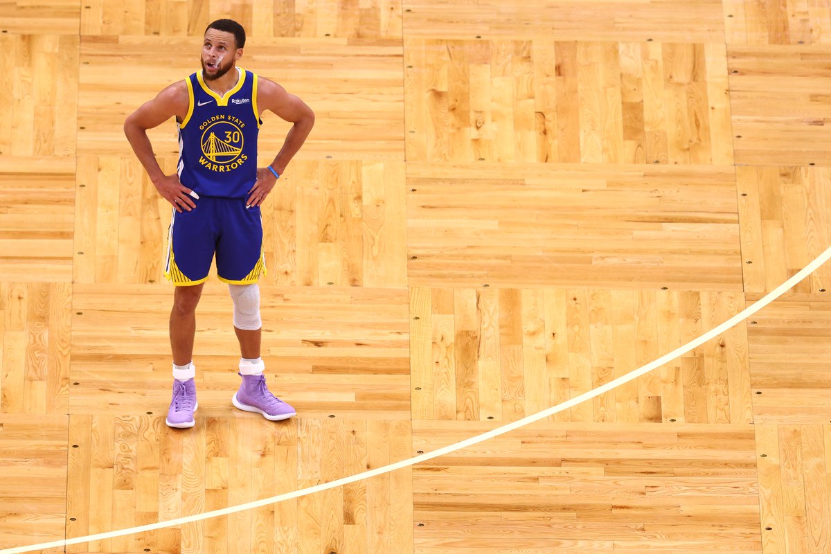 Logró 34 puntos en el juego 1. En el juego 2 se mandó 29 puntos. En el juego 3 hizo 31 puntos. En el juego 4, cuando su equipo más lo necesitaba, regaló una épica actuación de 43 puntos. Y hoy, en el juego 6, hizo 34 puntos para asegurar el título. Don Steph Curry. FINALS MVP.