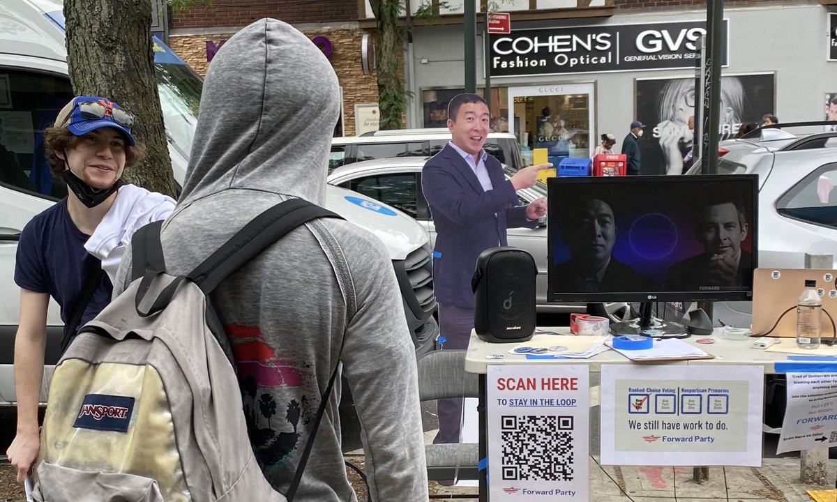 forward_ny's tweet photo. Our 1st official street canvass was a hit!
We settled on an opener asking ppl to answer a 1-question survey: โAre you happy with the state of politics in this country?โ
Spoiler alert: they were not!
New Yorkers are ready to move #Forward ๐บ๐ธโฌ๏ธ https://t.co/sYNOifECRi