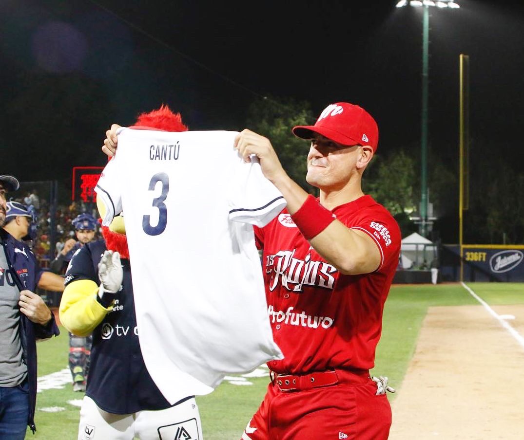 NacimosBravos's tweet photo. ⚫️El reconocimiento y respeto de todo León, para un grande del béisbol mexicano Jorge Cantú#3 👏🏻🦁 @DiablosRojosMX https://t.co/USiLp0jCMR