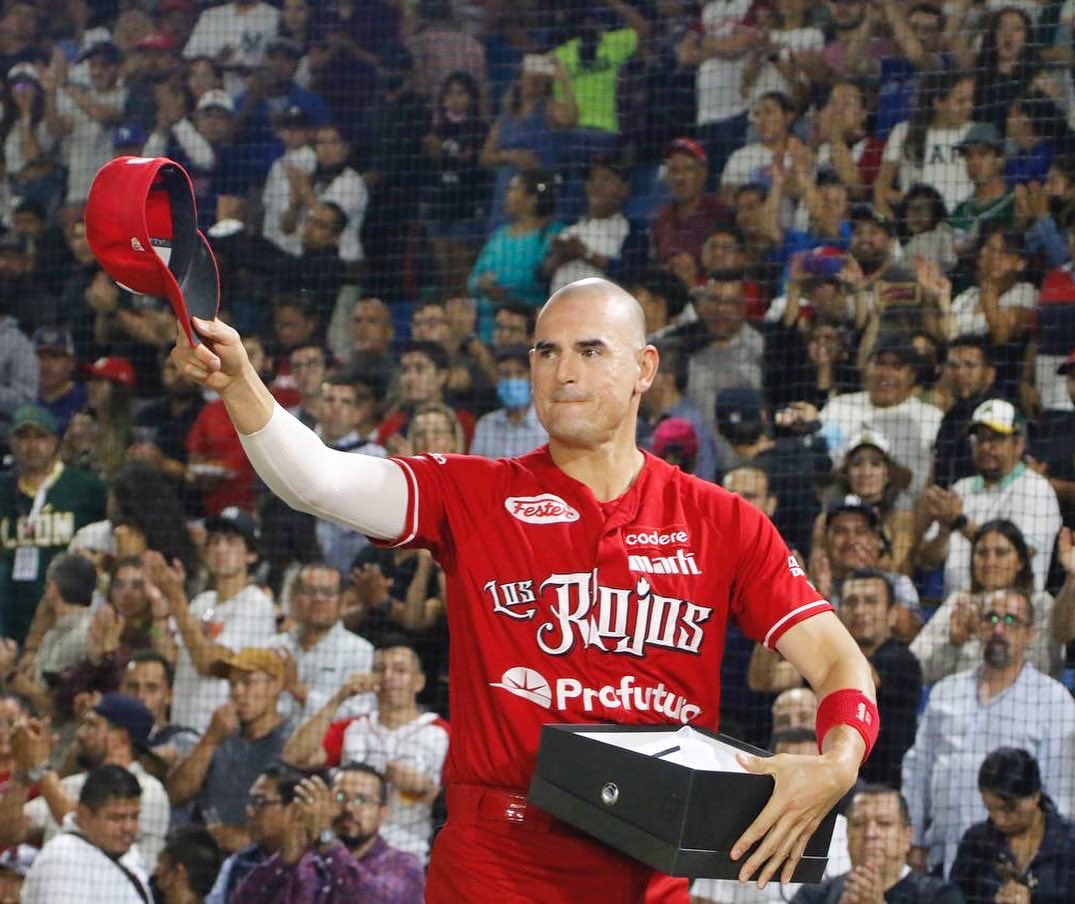 NacimosBravos's tweet photo. ⚫️El reconocimiento y respeto de todo León, para un grande del béisbol mexicano Jorge Cantú#3 👏🏻🦁 @DiablosRojosMX https://t.co/USiLp0jCMR