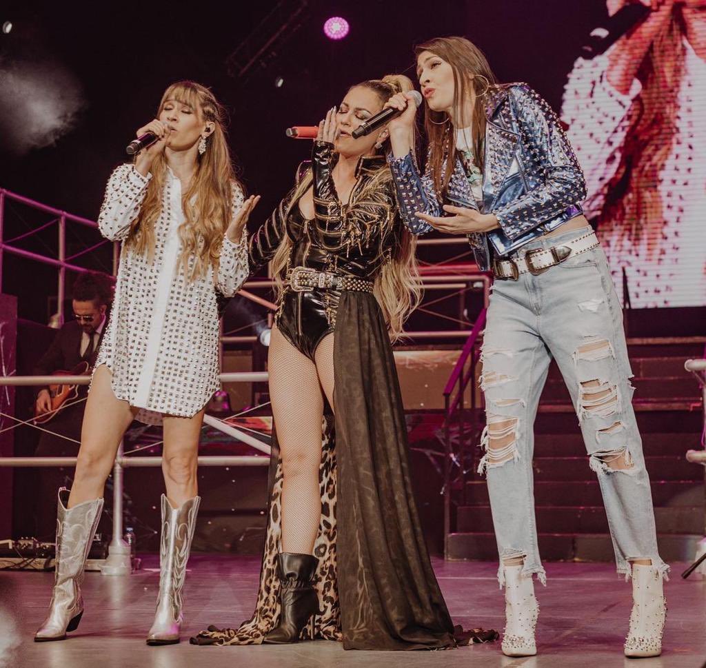 haashoficial's tweet photo. Gracias @lajosa por invitarnos a ser parte de una noche tan especial!! Te amamos siempre ❤️❤️❤️ #rosasenmialmohada 🥀 https://t.co/PKGmQhDcCh
