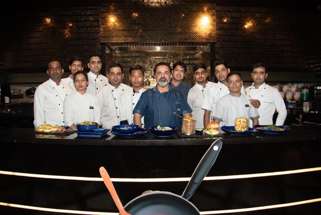 Tutejajoginder's tweet photo. What an event it was when MasterChef @VickyRatnani enticed audiences into #CulinaryConversations at @INOXMovies #Insignia. An architect of cuisine that blends style with tradition in a wrap of modern presentation, the veteran chef also live prepared a few finger licking dishes. https://t.co/YruLKnH30B