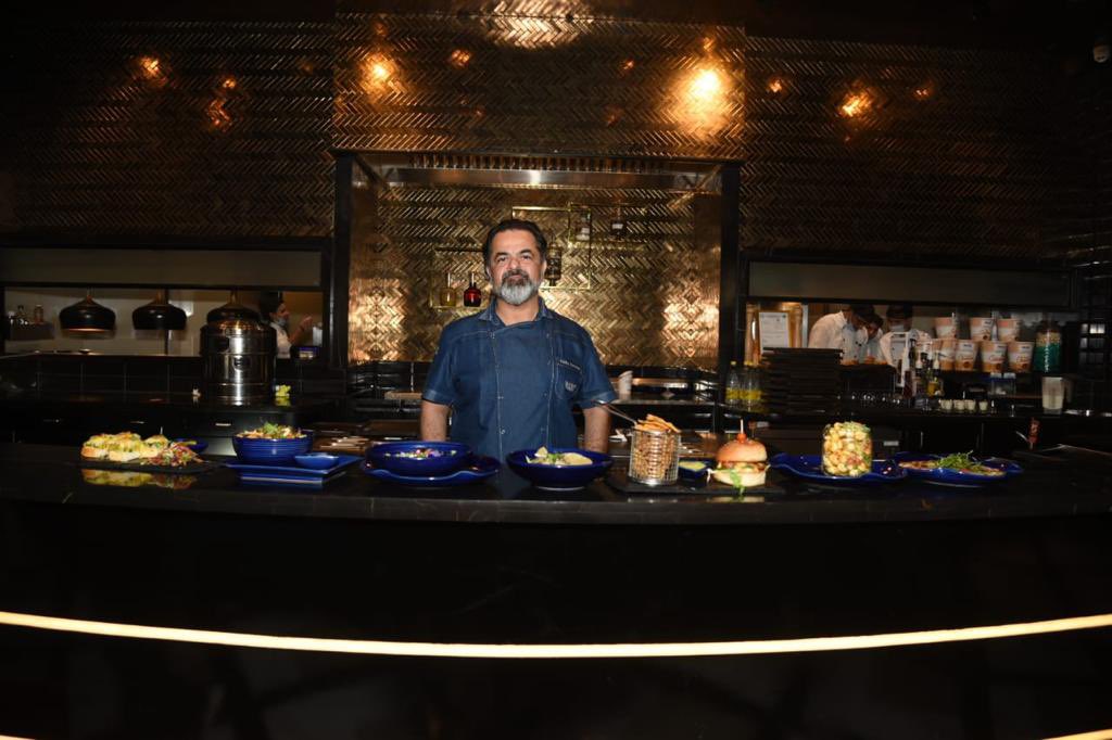 Tutejajoginder's tweet photo. What an event it was when MasterChef @VickyRatnani enticed audiences into #CulinaryConversations at @INOXMovies #Insignia. An architect of cuisine that blends style with tradition in a wrap of modern presentation, the veteran chef also live prepared a few finger licking dishes. https://t.co/YruLKnH30B