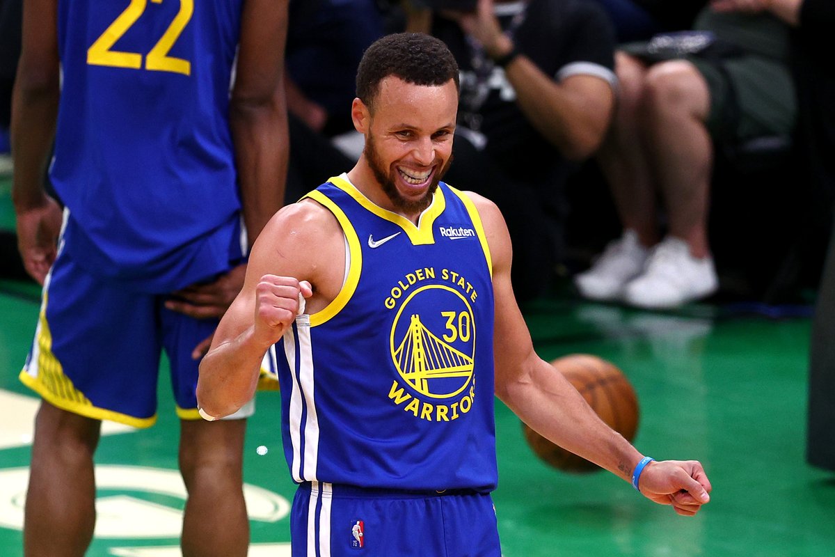STEPHEN CURRY WINS HIS FIRST #FINALSMVP! 🎖👏